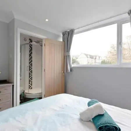 Stayinwoking At 30 Woodlands Horsell Exterior photo