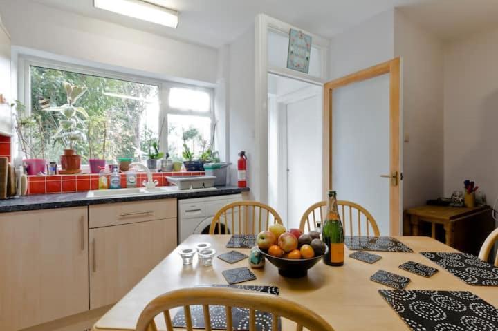 Homestay Stayinwoking At 30 Woodlands Horsell