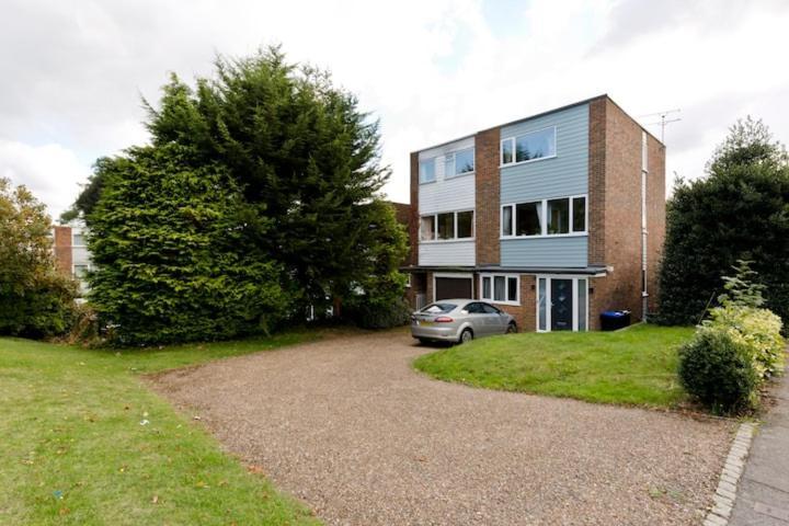 Stayinwoking At 30 Woodlands *