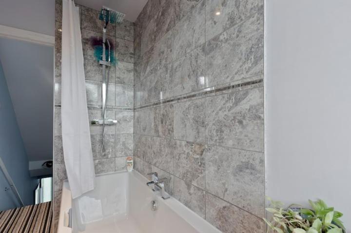Stayinwoking At 30 Woodlands * Horsell