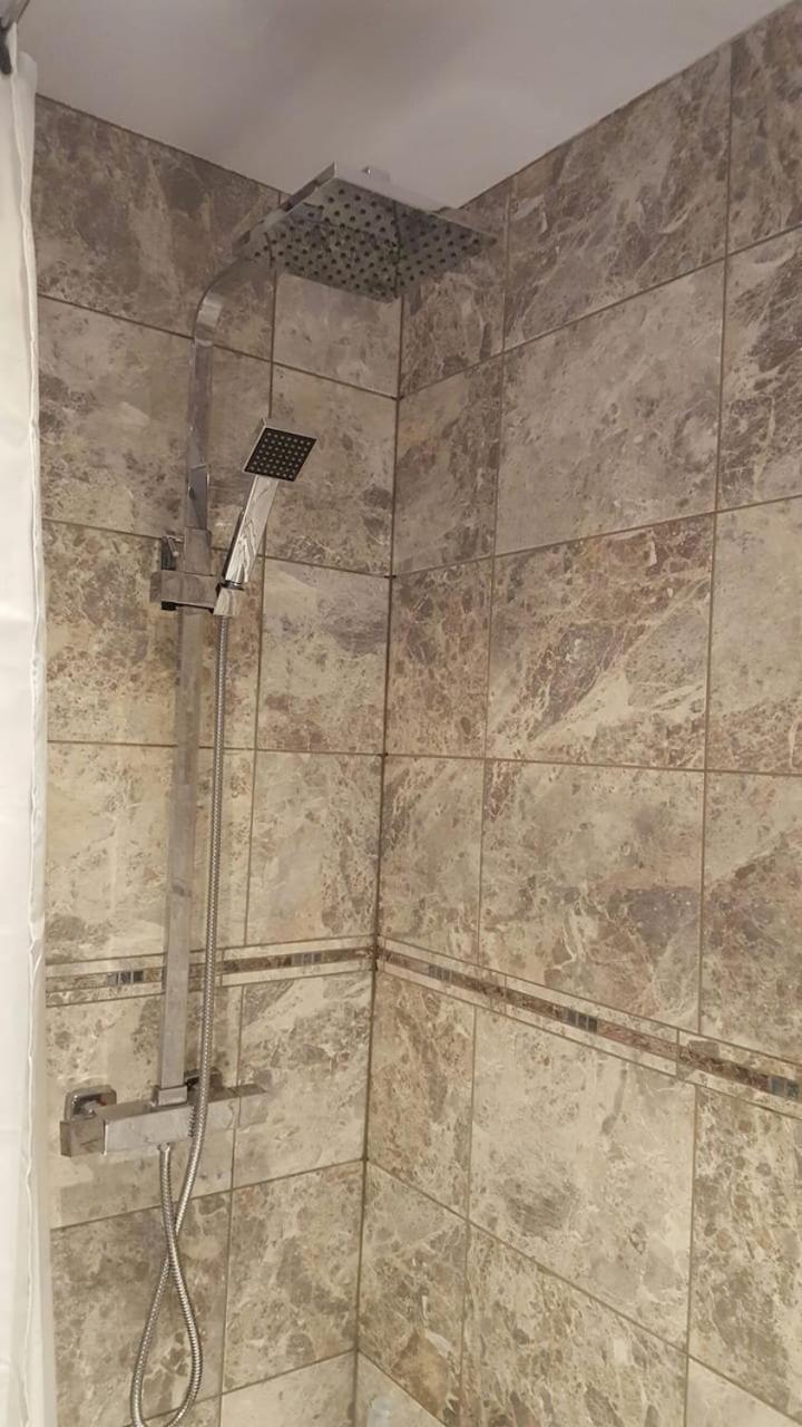 Stayinwoking At 30 Woodlands *