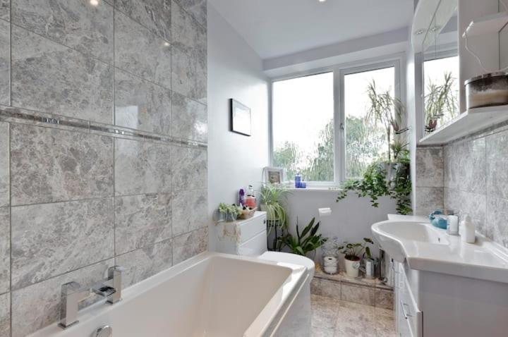 Homestay Stayinwoking At 30 Woodlands Horsell